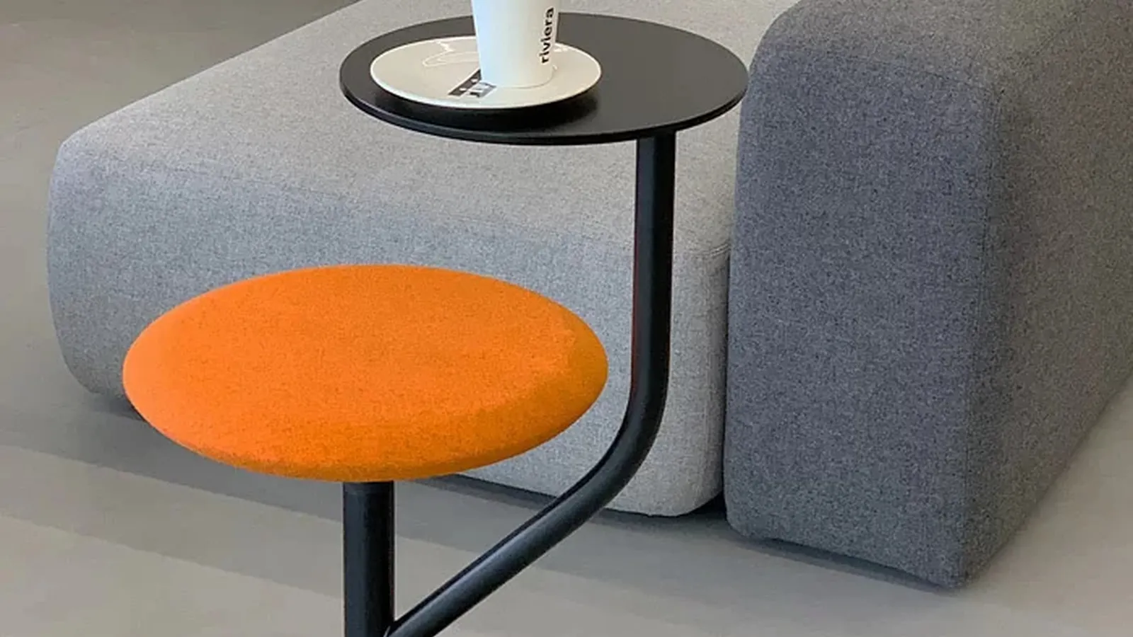 Sgabello con tavolino incorporato AAron di LaPalma