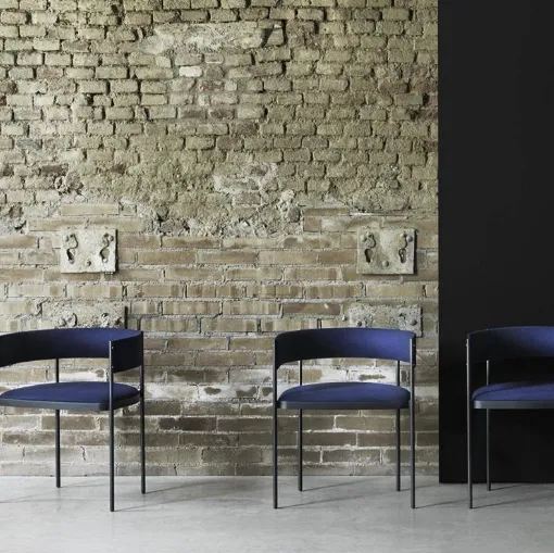 Sedia con fascia poggiaschiena in lamiera imbottita e rivestita con un tubolare di tessuto, struttura in acciaio verniciato canna di fucile Era Chair di Living Divani