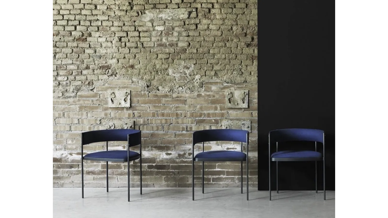 Sedia con fascia poggiaschiena in lamiera imbottita e rivestita con un tubolare di tessuto, struttura in acciaio verniciato canna di fucile Era Chair di Living Divani