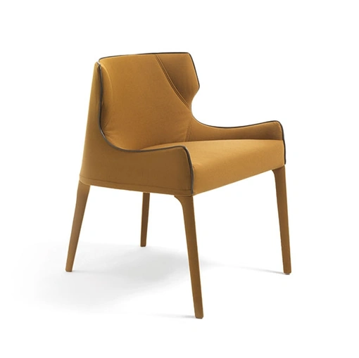 Sedia avvolgente in tessuto imbottito con gambe in legno massello Crosby di Frigerio