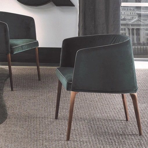 Sedia Jackie Poltroncina in tessuto imbottito con gambe in legno massello di Frigerio