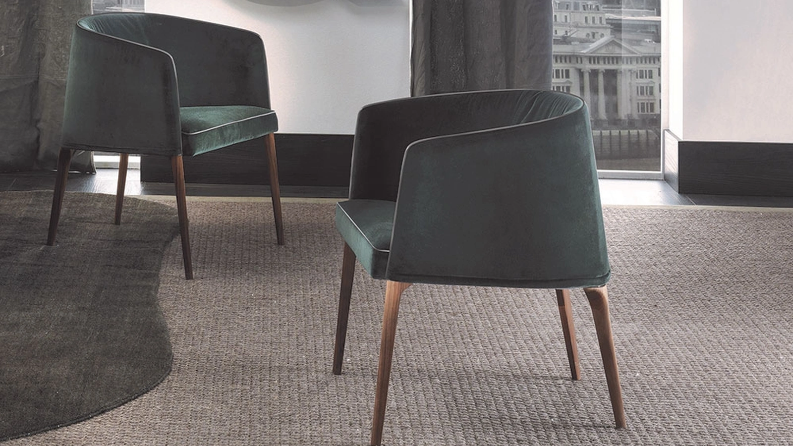 Sedia Jackie Poltroncina in tessuto imbottito con gambe in legno massello di Frigerio