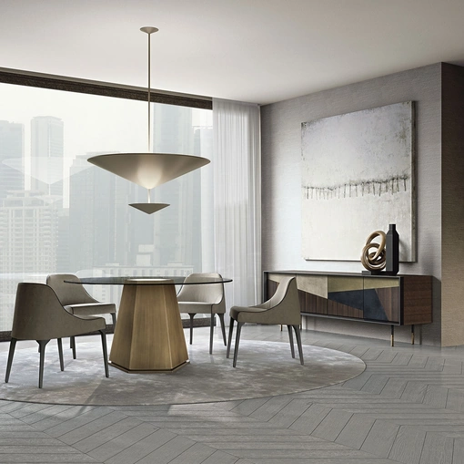 Sedia Jackie in tessuto imbottito con gambe in legno massello di Frigerio