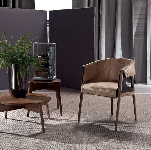 Sedia Liza con rivestimento in pelle e struttura in legno massello di Frigerio