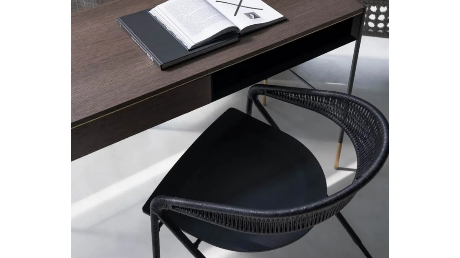 Sedia George in metallo con seduta in legno e schienale in cuoio di Living Divani