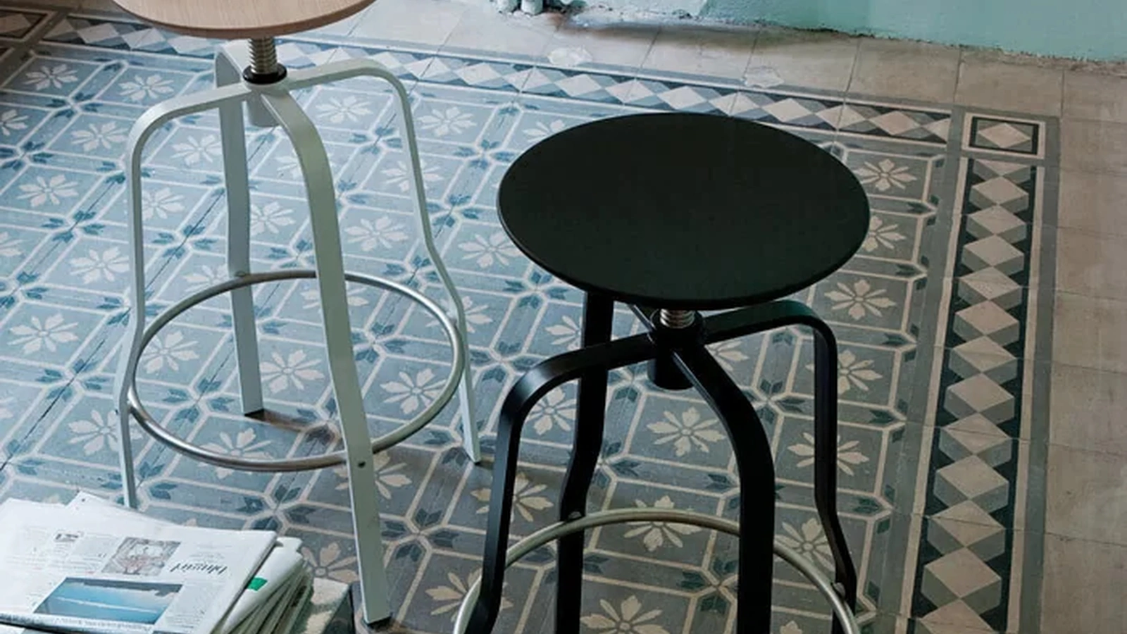 Sgabello Giro in legno e metallo di LaPalma