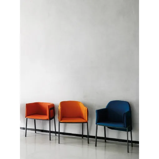 Sedia Grace in tessuto con struttura in metallo di Living Divani