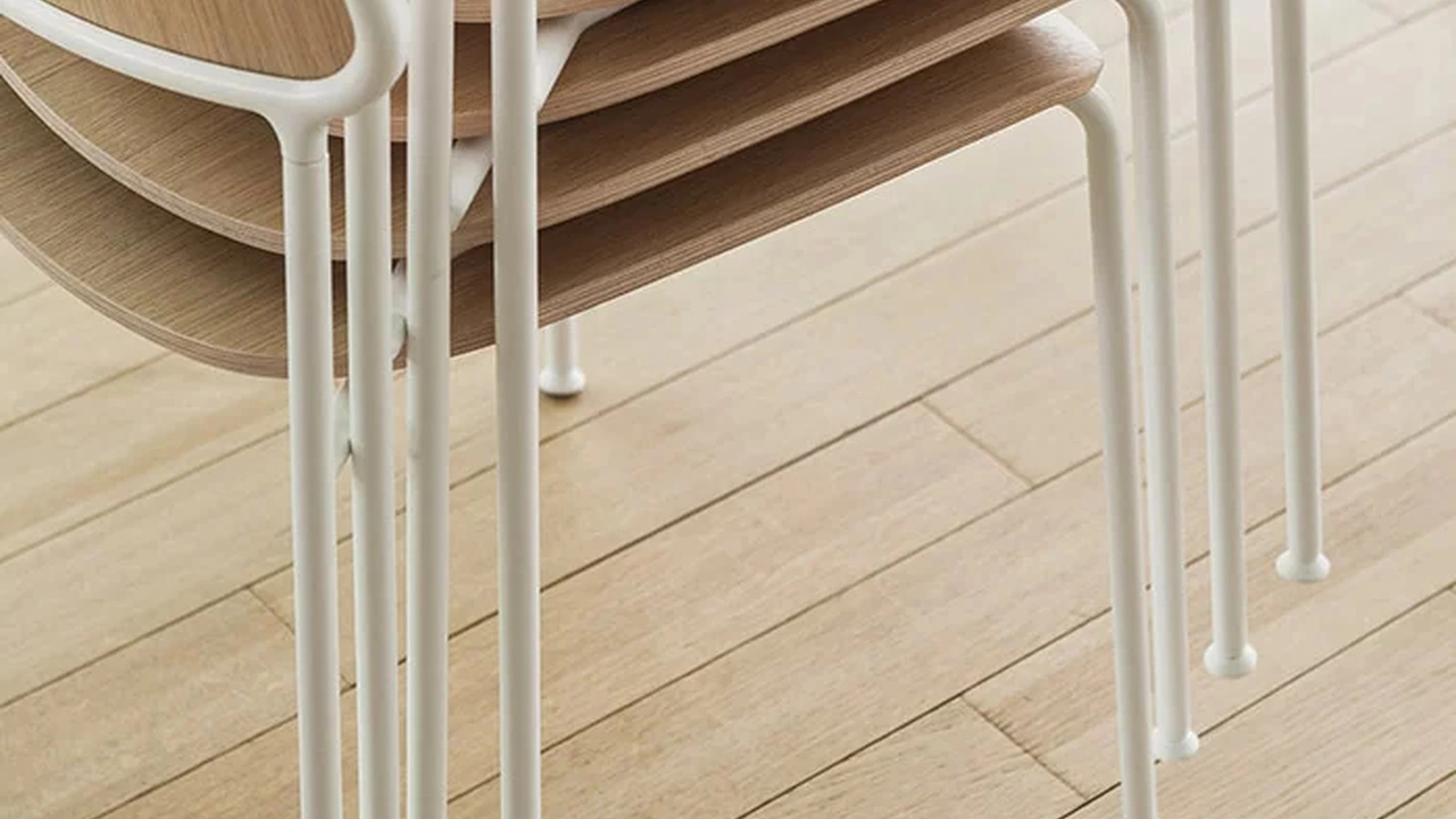 Sedia impilabile in legno Kisat di LaPalma