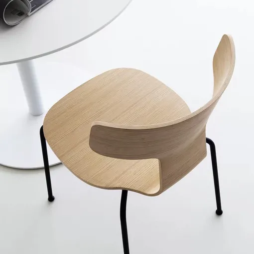 Sedia Fedra in legno con gambe in metallo di LaPalma