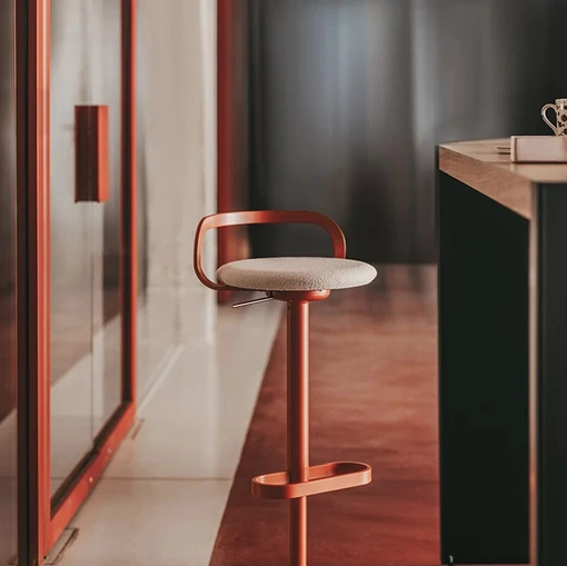 Sgabello Mak in metallo con seduta imbottita di LaPalma