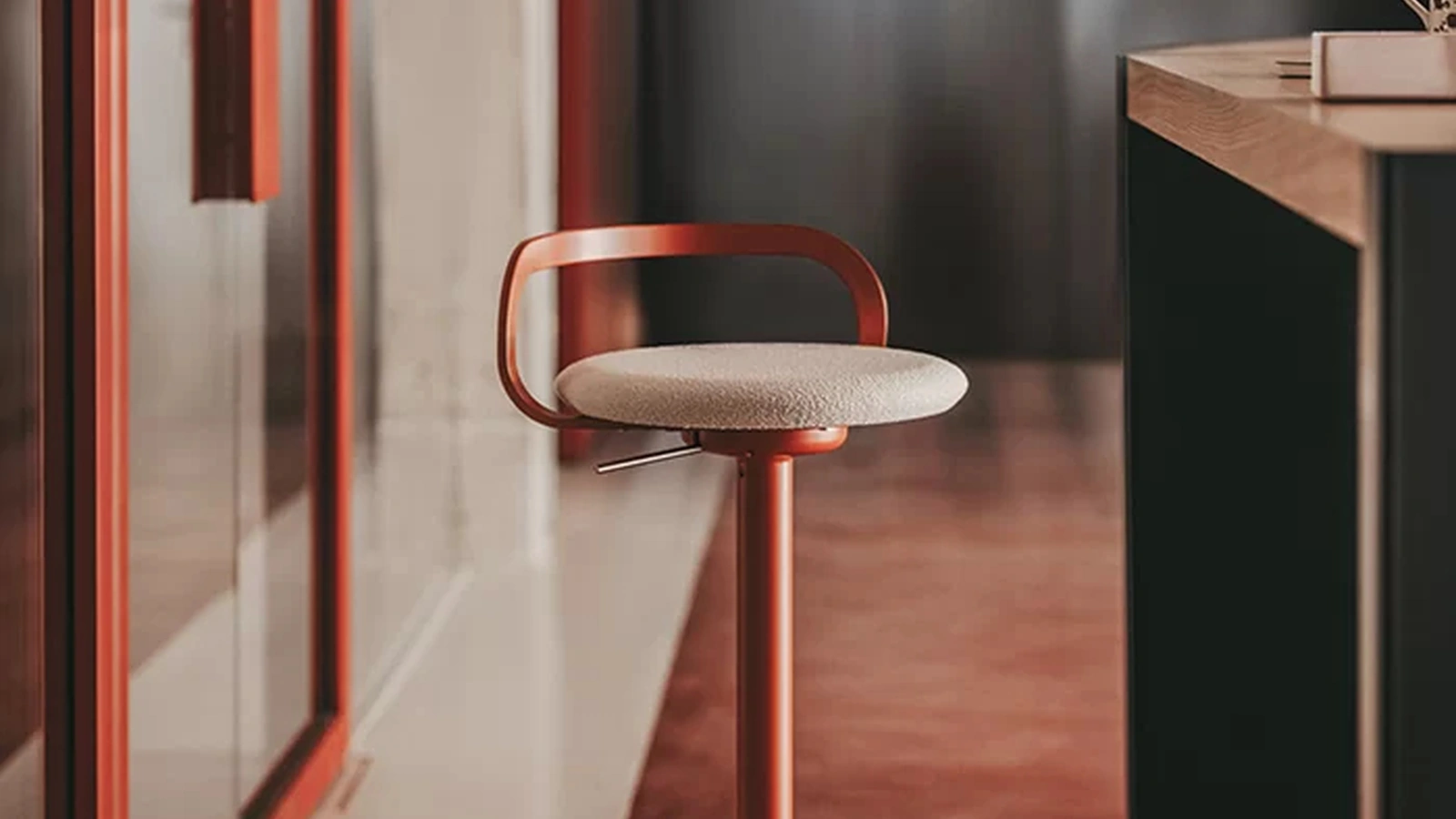 Sgabello Mak in metallo con seduta imbottita di LaPalma