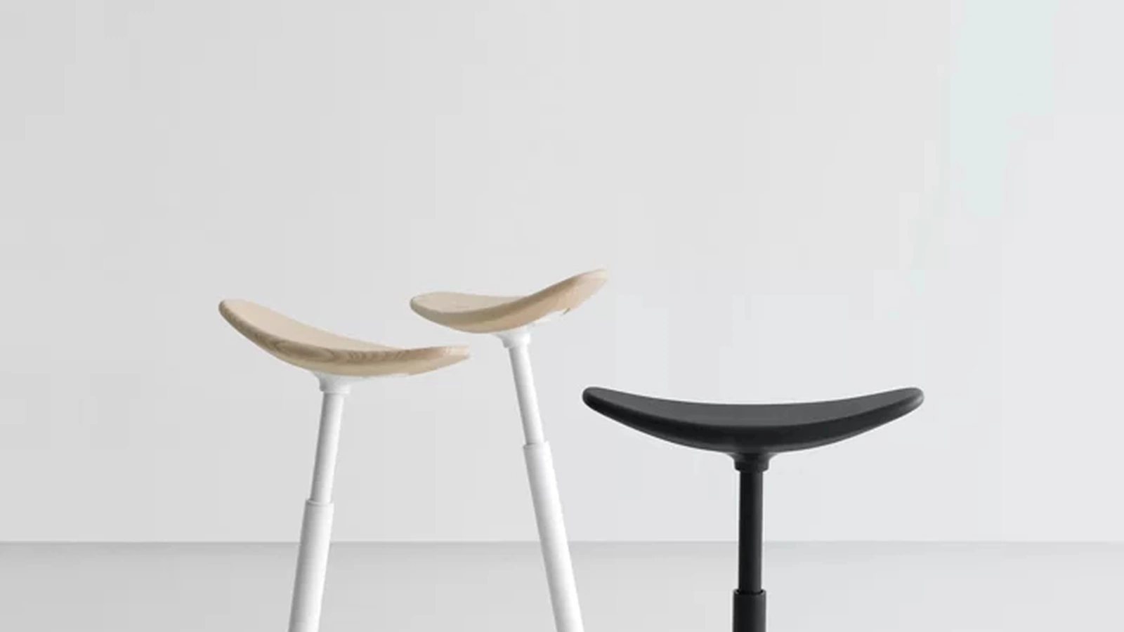 Sgabello in legno e metallo Ryo oscillante e regolabile in altezza di LaPalma