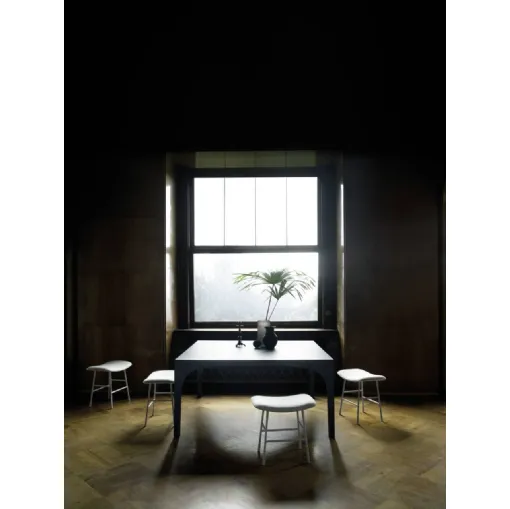 Sgabello Hinge in tessuto con struttura in metallo di Living Divani
