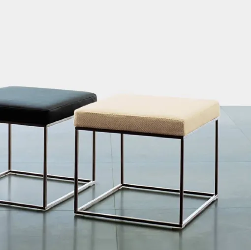 Sgabello Ile Pouf con seduta imbottita in tessuto e base in metallo di Living Divani