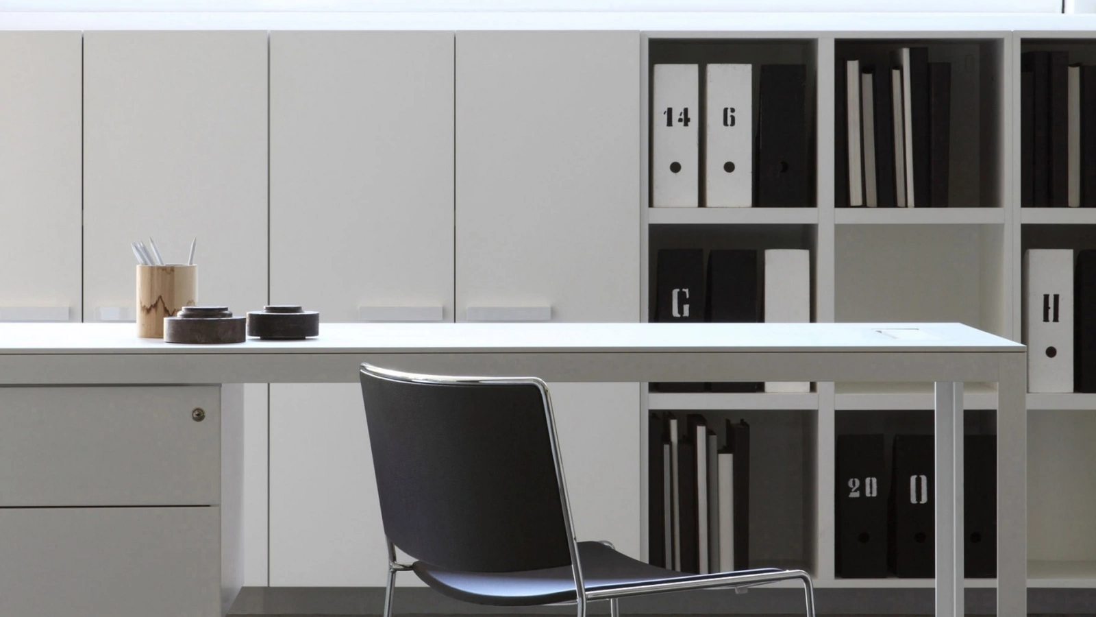 Sedia Spindle rivestita in pelle di Porro