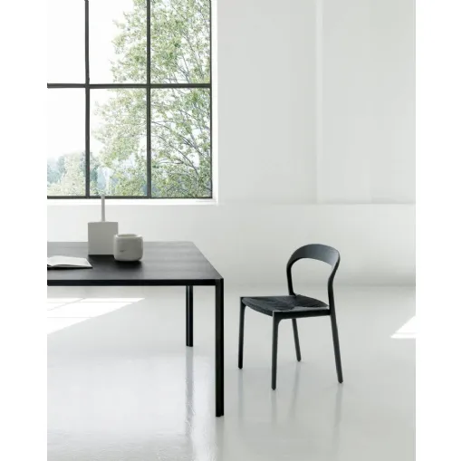 Sedia impilabile Ticino in legno con seduta in corda di cellulosa intrecciata di colore nero di Living Divani