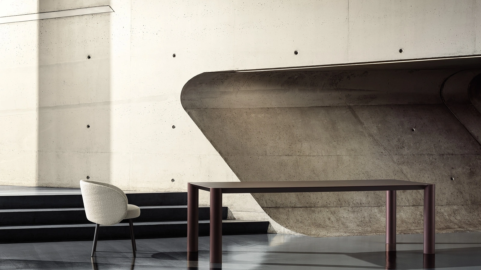 Tavolo Cyclop in legno laccato di Frigerio