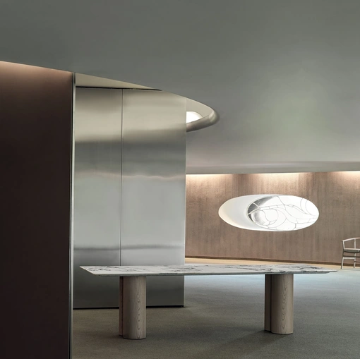 Tavolo rettangolare Elly con top in marmo e base formata da 4 colonne in legno di Frassino Frigerio