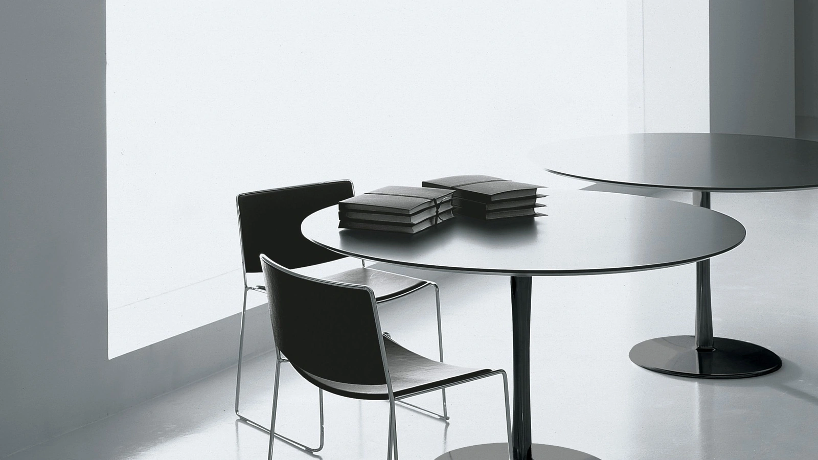 Tavolo rotondo con base in alluminio verniciato nero e top in laccato nero Join di Porro