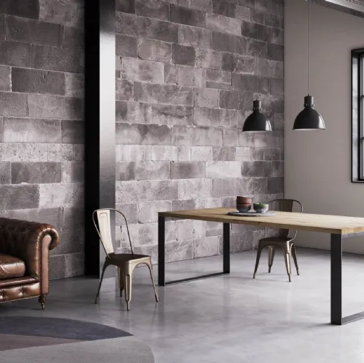 Tavolo in legno impiallacciato Rovere con gambe in metallo finitura ferro Squared-T di Pizzolato