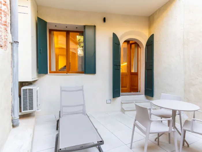 Arredamento appartamenti Asolo, Loggia storica con affresco e balcone nel centro 