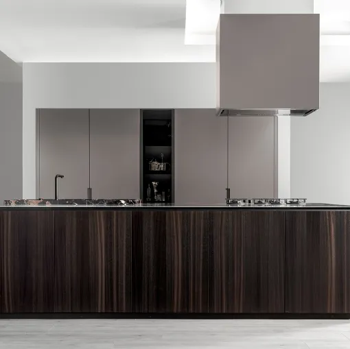 Cucina Design Classic Nuances con basi isola in Eucalipto affumicato, top in acciaio inox e lavello in marmo Michelangelo di Mittel