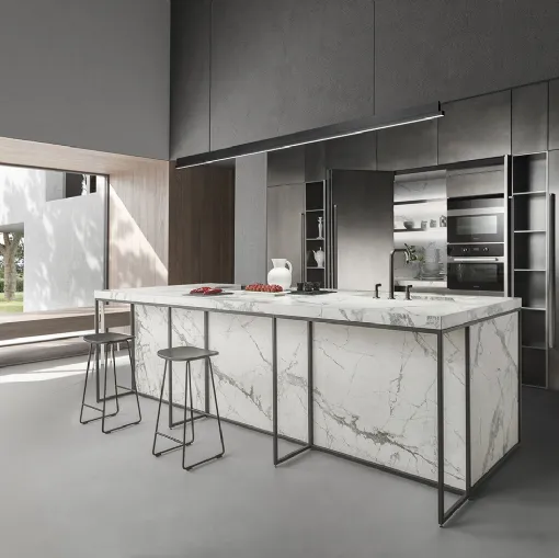Cucina Design Domestic Identities con isola in Gres Invisible White Soft Touch con top ad alto spessore e colonne in laccato metal acciaio ossidato di Mittel
