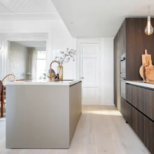 Cucina Design in rovere cotto con isola in fenix DU 01 di Mittel