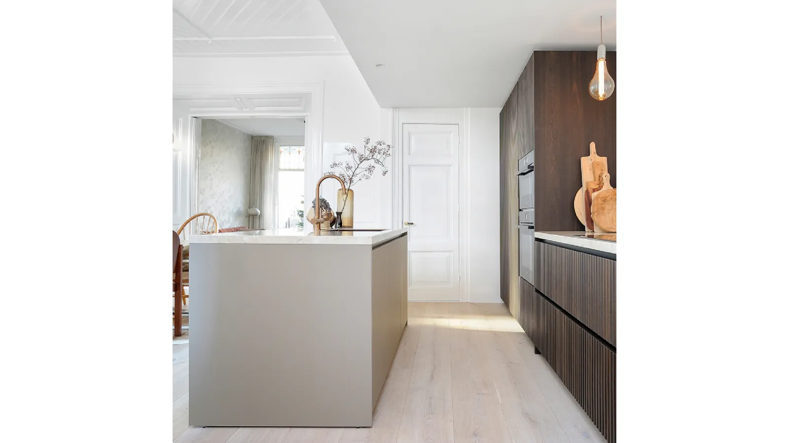 Cucina Design in rovere cotto con isola in fenix DU 01 di Mittel