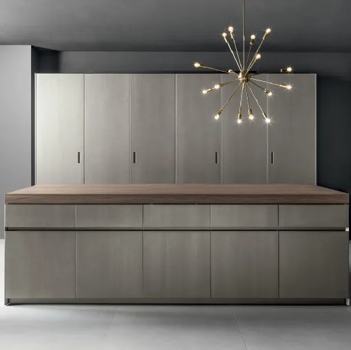 Cucina Design con isola Impeccable Surprise in laccato grafite satinato anticato di Mittel