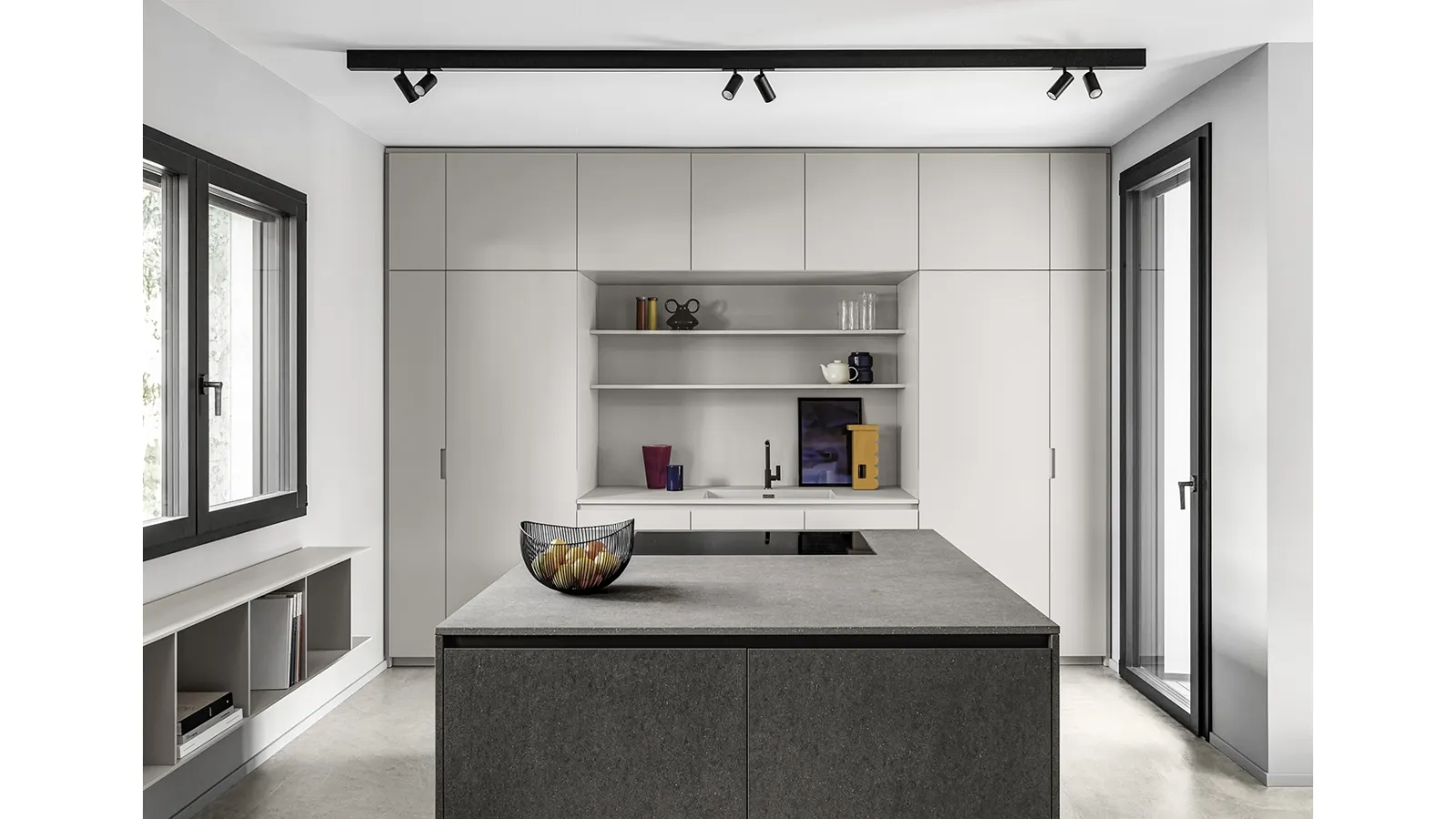 Cucina Design in laccato con isola in gres Simple Mood di Mittel