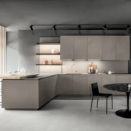 Cucina Design Volumetric Play in ceramica calce tortora con piano snack in legno naturale di castagno di Mittel