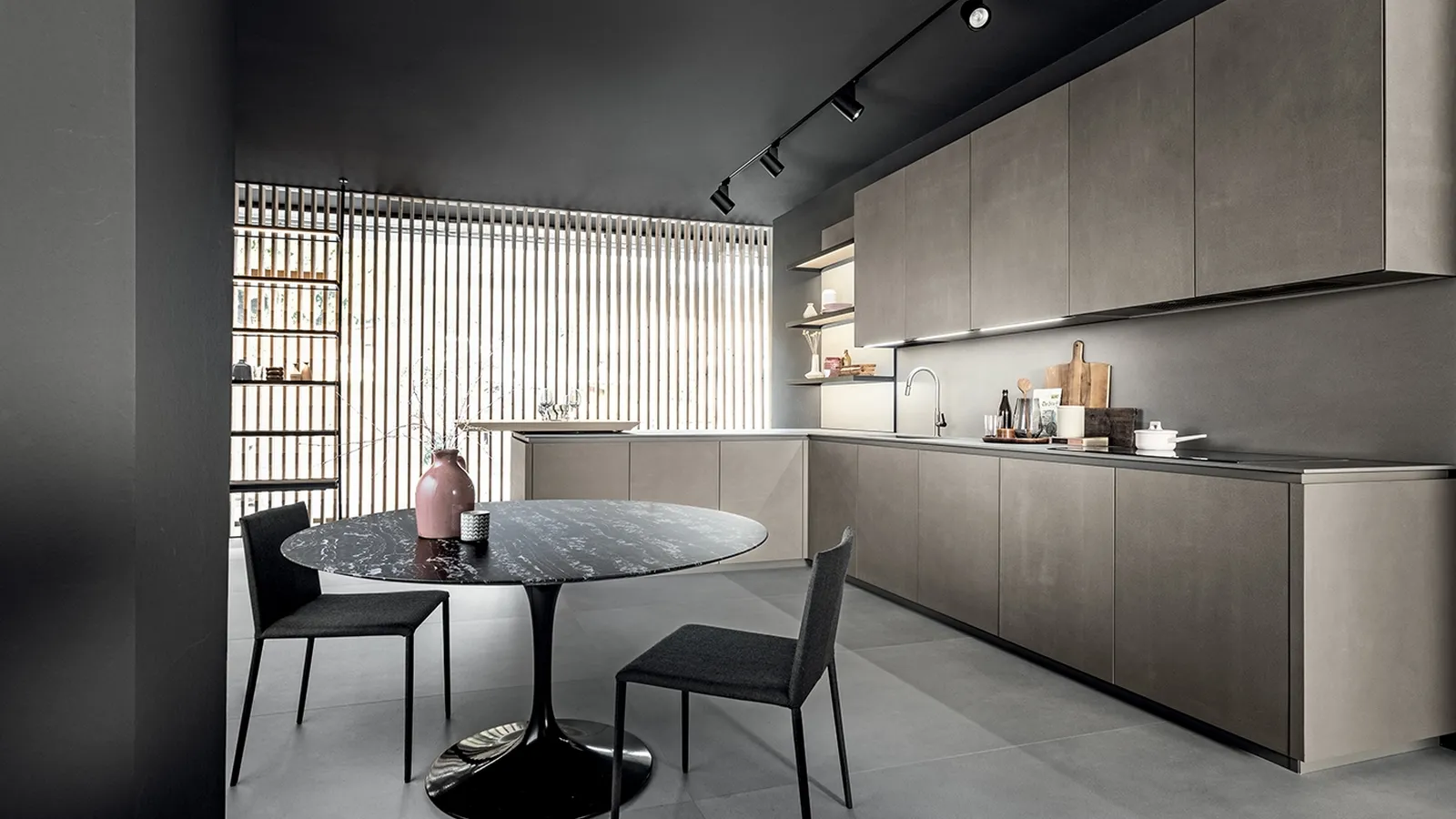 Cucina Design Volumetric Play in ceramica calce tortora con piano snack in legno naturale di castagno di Mittel