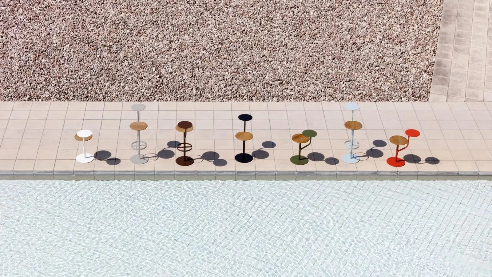 Sgabello da giardino in legno e metallo con tavolino Aaron di LaPalma