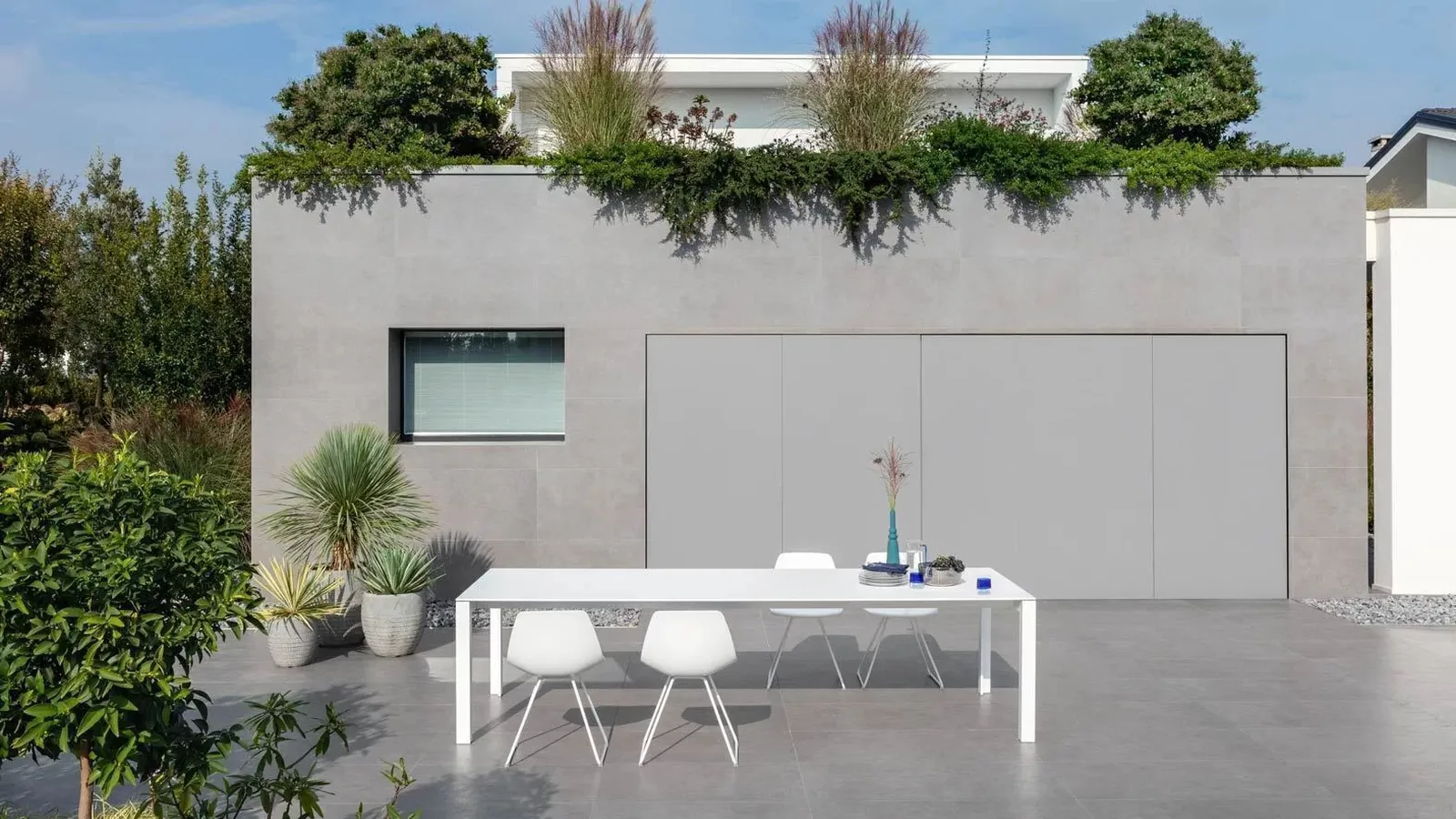 Tavolo da giardino Apta con top in HPL e base in metallo di LaPalma