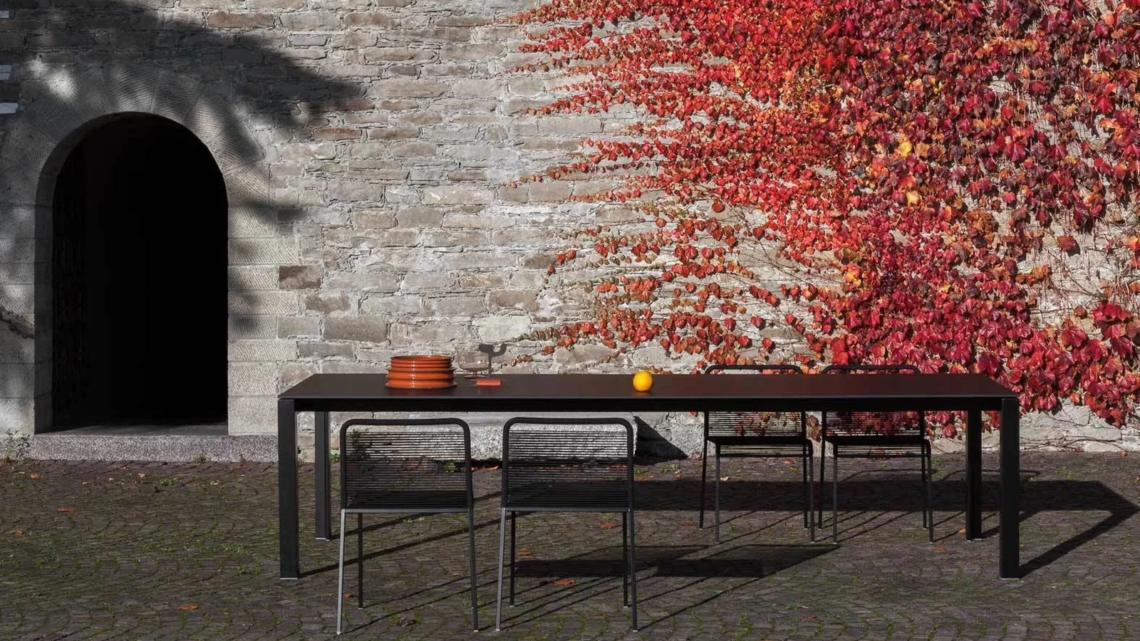 Tavolo da giardino Apta con top in HPL e base in metallo di LaPalma