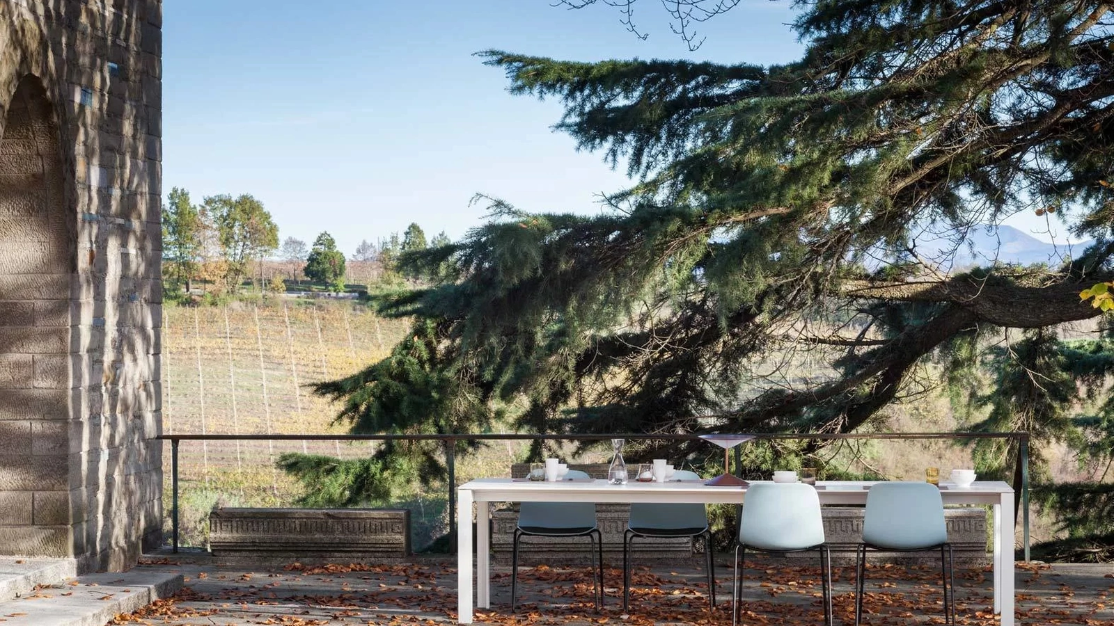 Tavolo da giardino Apta con top in HPL e base in metallo di LaPalma