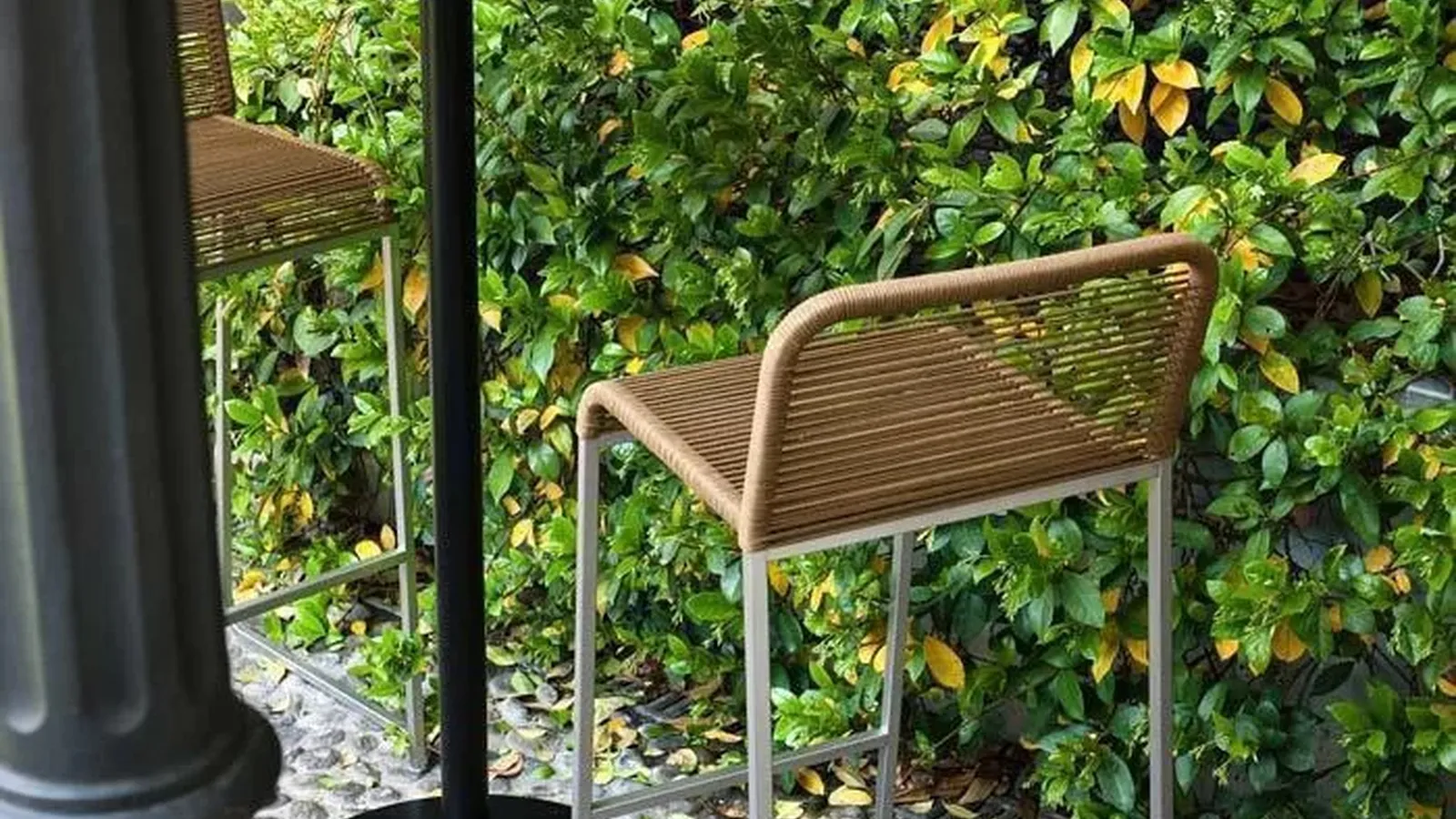 Sgabello da giardino Aria in corda e metallo di LaPalma
