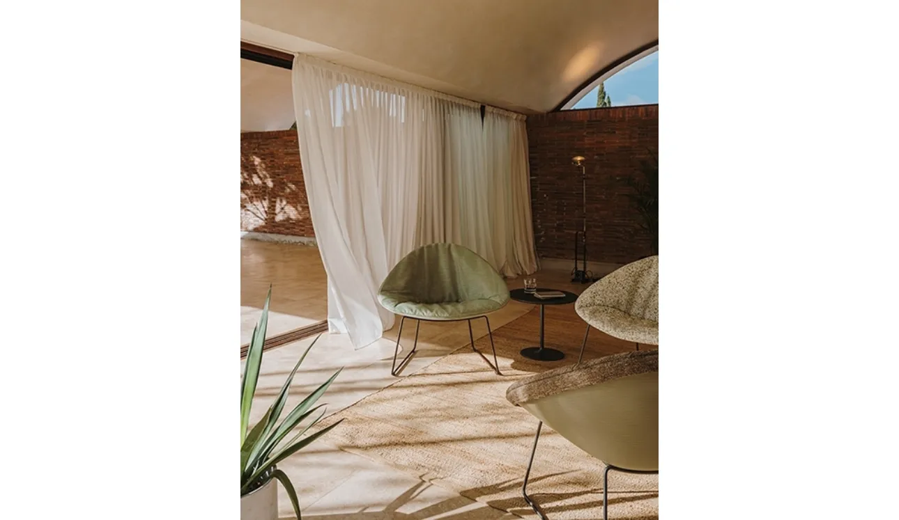 Poltroncina da giardino in tessuto Adell di Arper