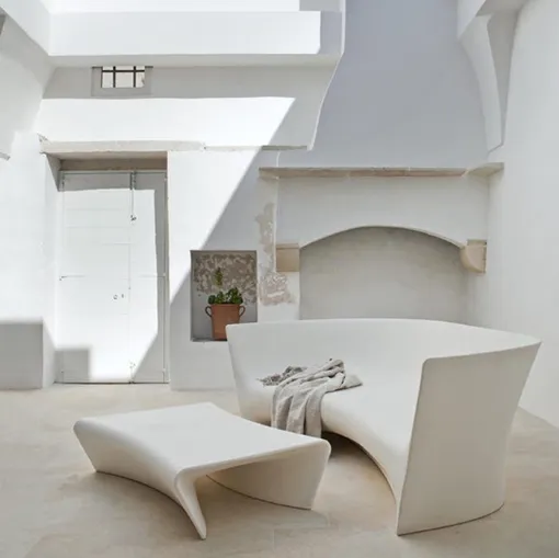 Divano e tavolino Grand Plie in polietilene di colore bianco di Driade