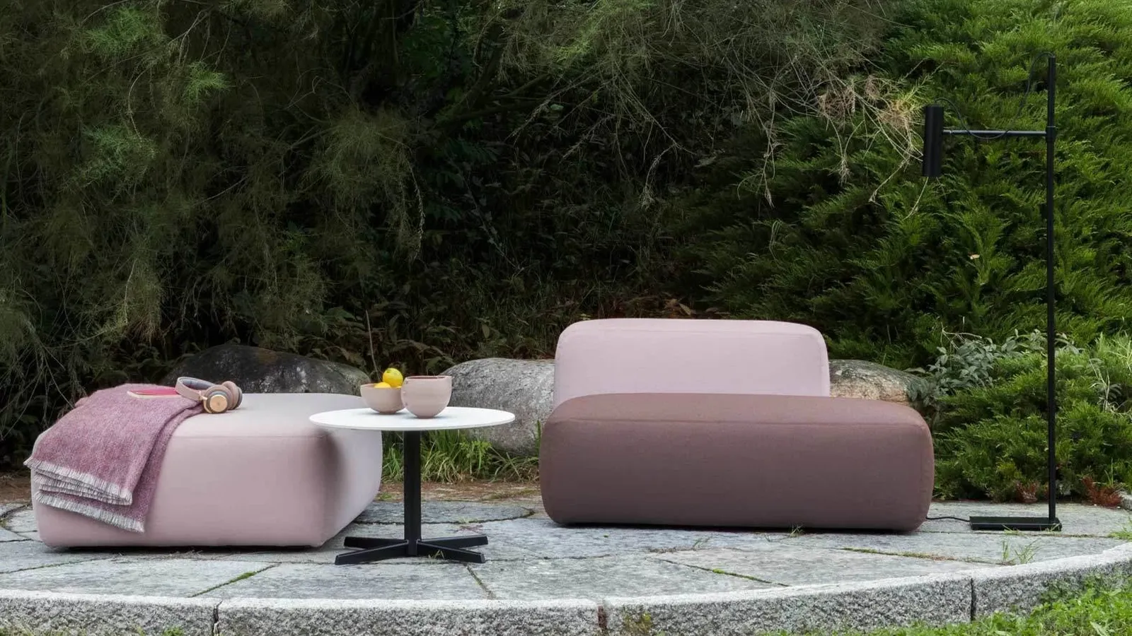 Tavolino da giardino Auki con top in HPL e base in metallo di LaPalma
