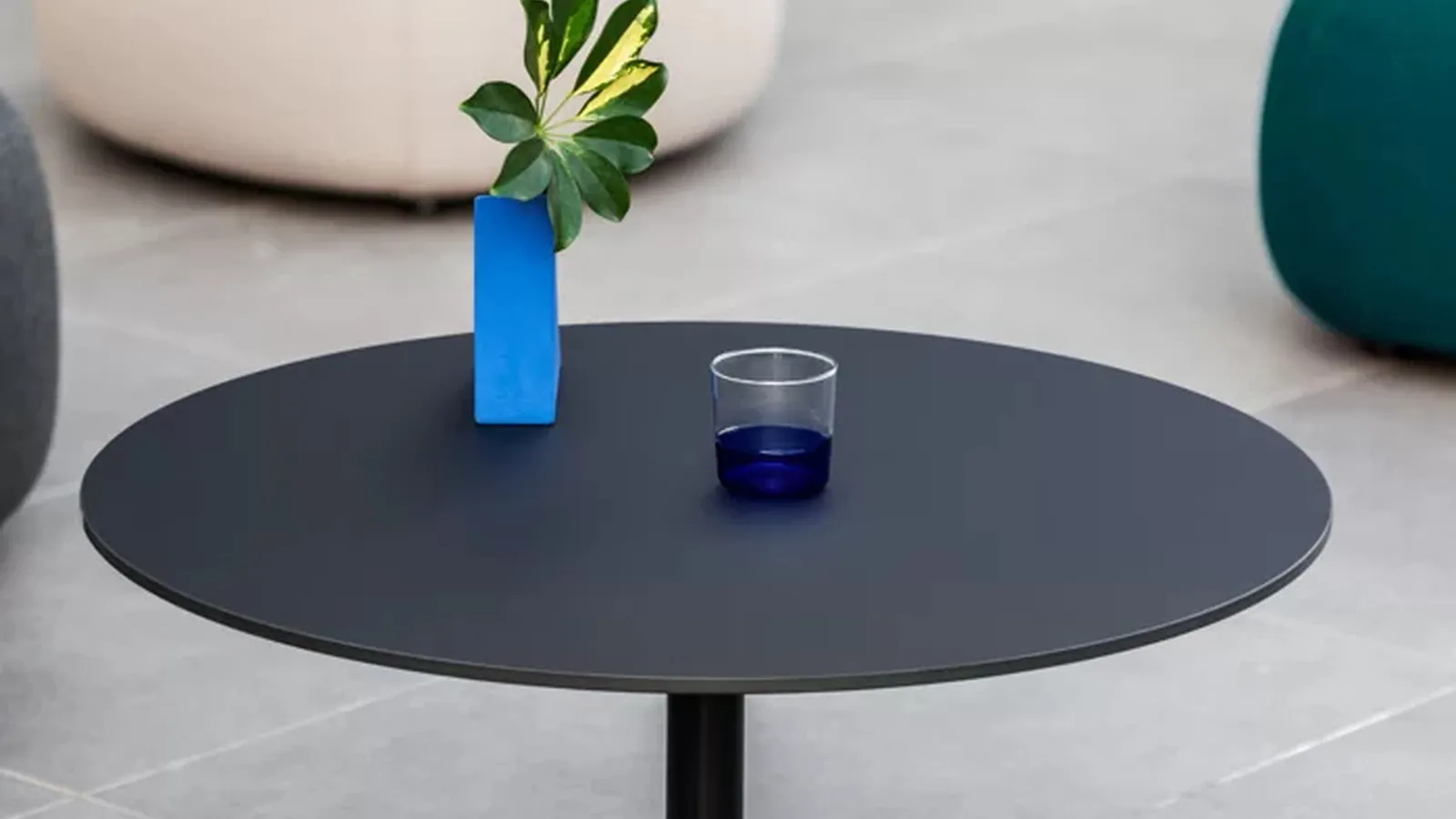 Tavolino da giardino Auki con top in HPL e base in metallo di LaPalma