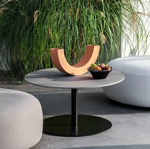 Tavolino da giardino Brio con piano in HPL e base in metallo di LaPalma