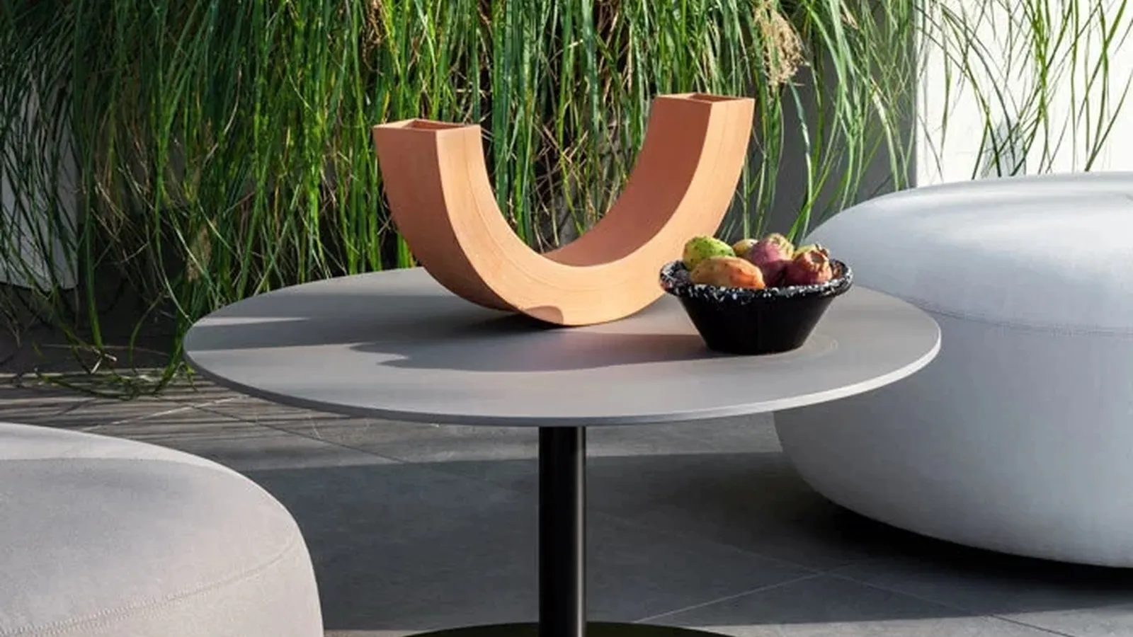 Tavolino da giardino Brio con piano in HPL e base in metallo di LaPalma