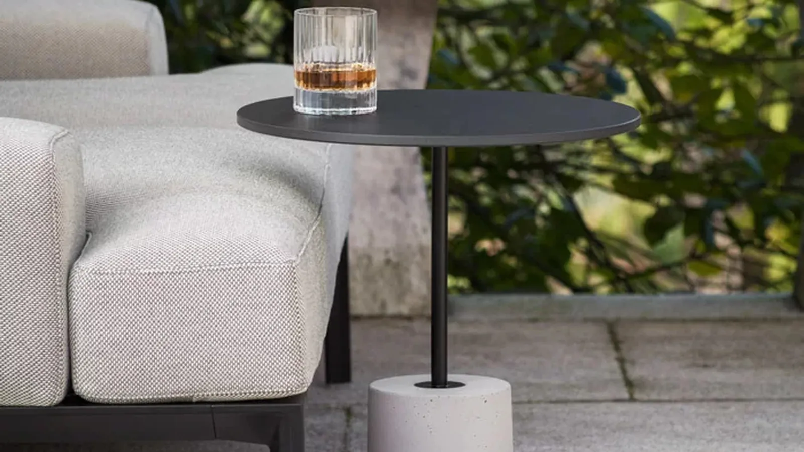 Tavolino da giardino Jey in HPL con base in cemento di LaPalma