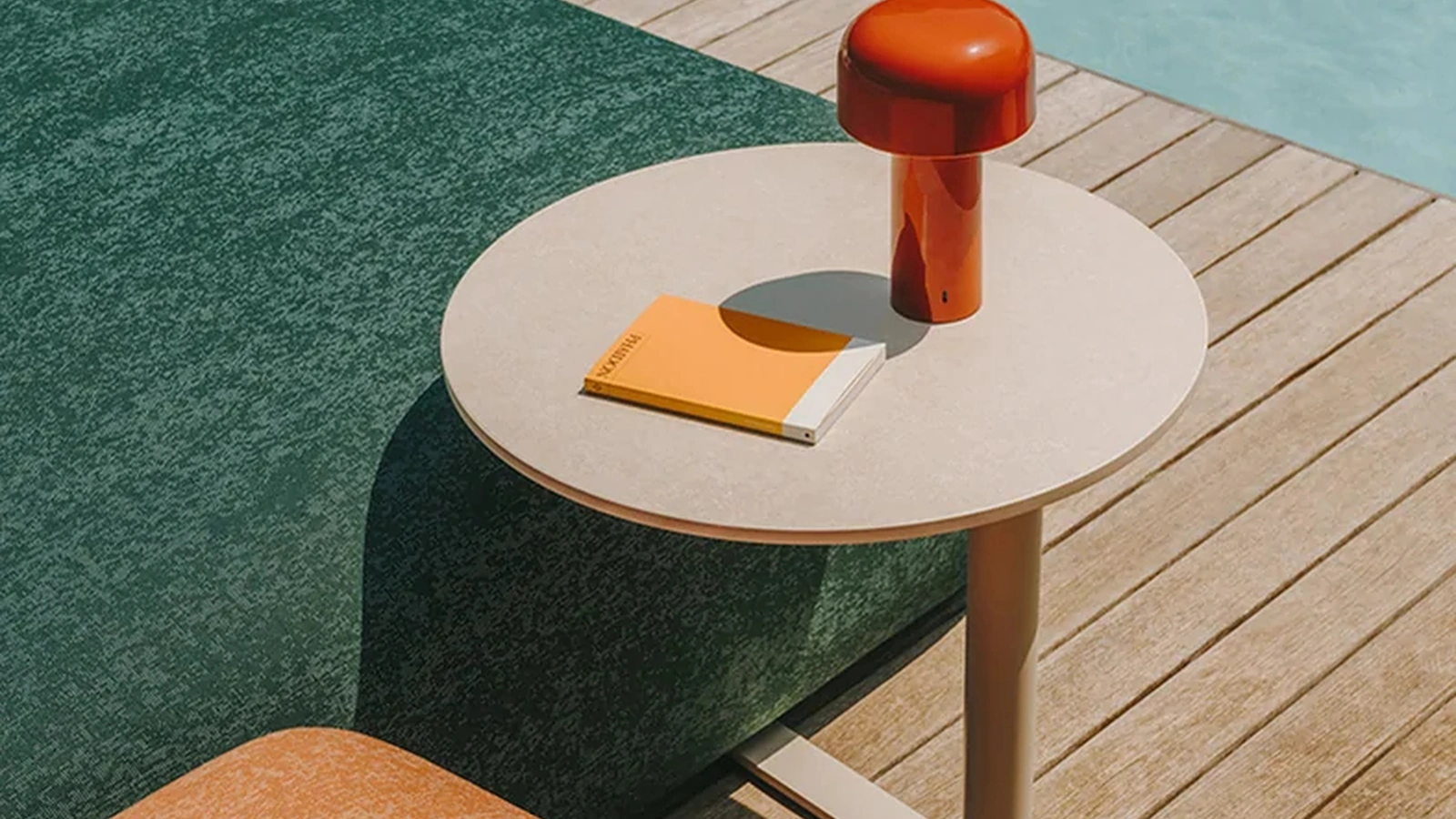 Tavolino da giardino Yo con top in HPL e base in metallo di LaPalma