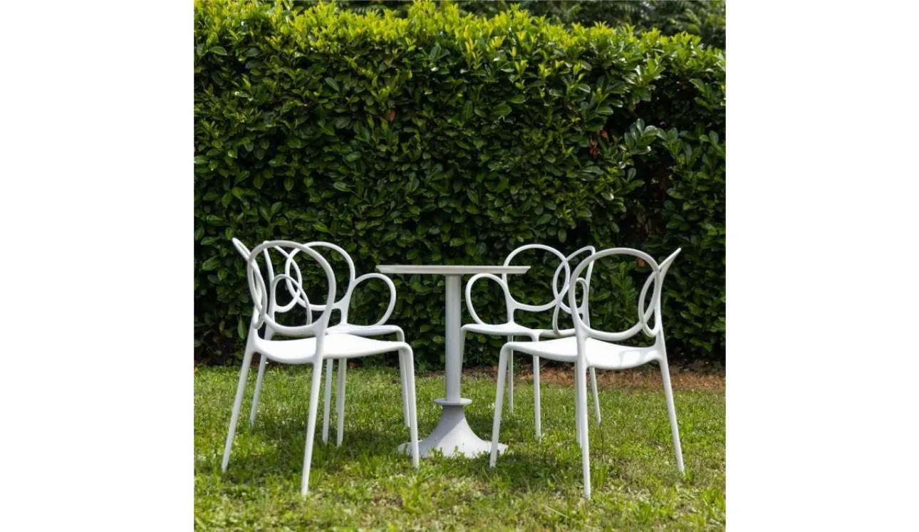 Tavolino da giardino con piano in San con finitura realizzata tramite rasatura a mano con spatola di un composto a base di argilla colorata Lord YI di Driade