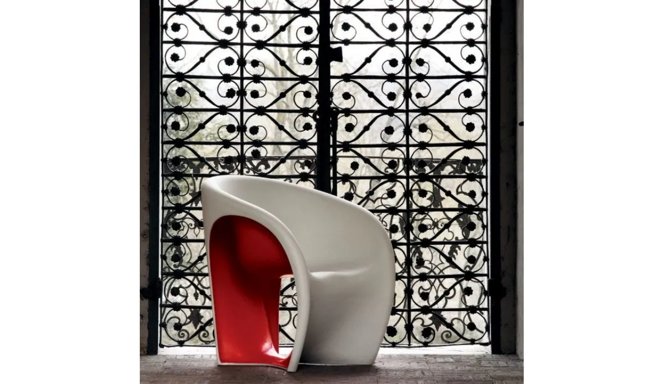 Poltroncina monoblocco bianca e rossa MT1 in polietilene di Driade