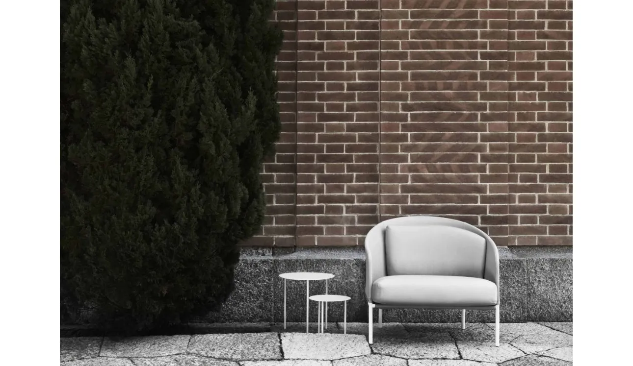 Poltroncina Poncho con struttura in acciaio rivestita in tessuto di Living Divani