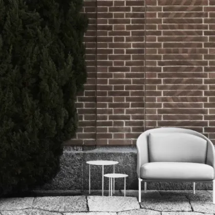Poltroncina Poncho con struttura in acciaio rivestita in tessuto di Living Divani